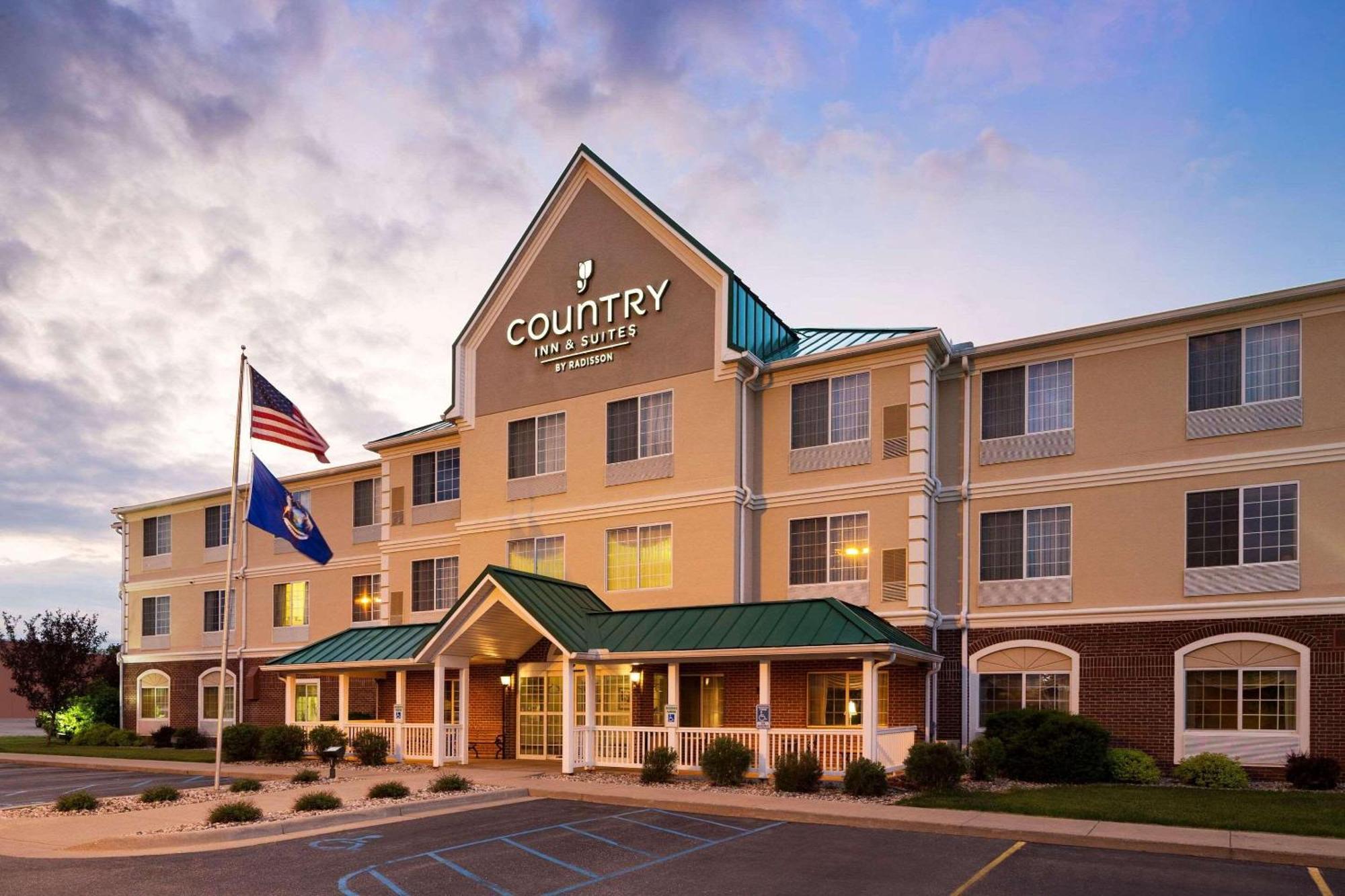Country Inn & Suites By Radisson, Big Rapids, Mi Exterior photo